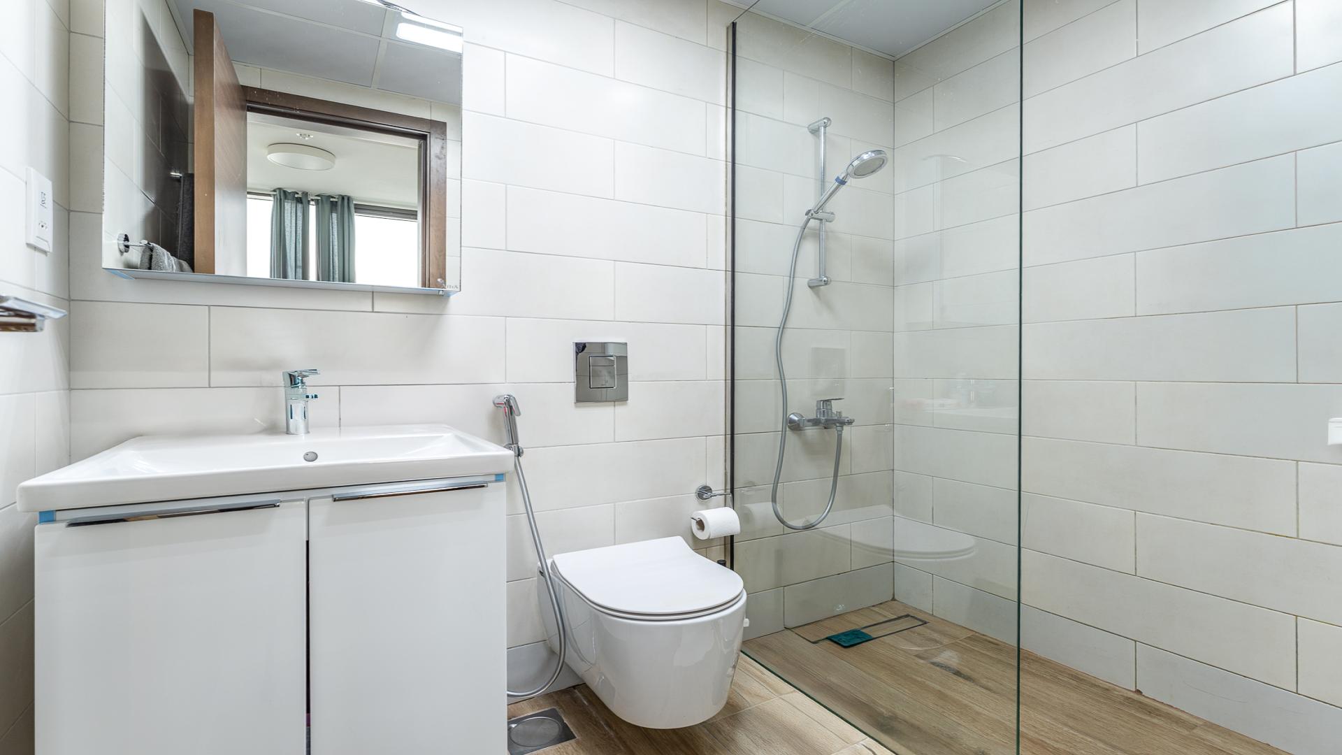 Vacant 1-Bed Apartment at East 40 - Image 5