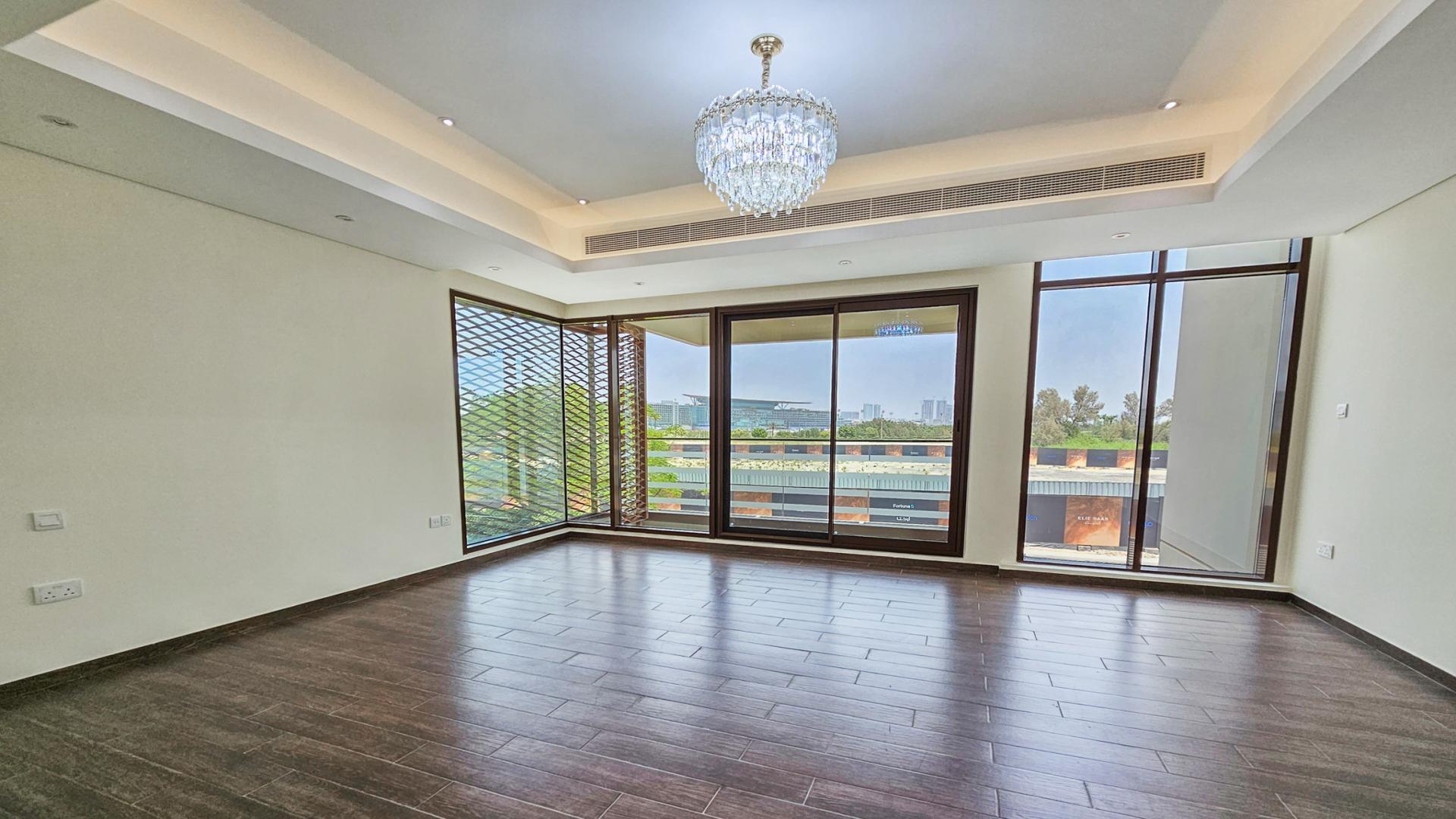 Gated Community Villa Overlooking Meydan Racecourse - Image 6